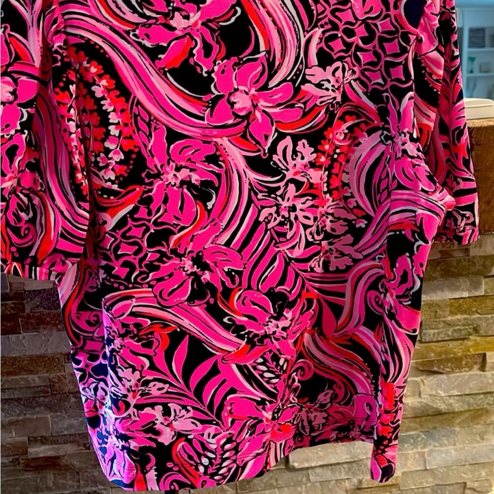 Lily Pulitzer Pink and Navy Blue graphic puff sleeve blouse.  NWOT.  Never worn. - Picture 3 of 4